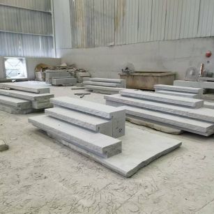 贵州 整石台阶（大面火烧+侧面自然面），出货前厂内拼装